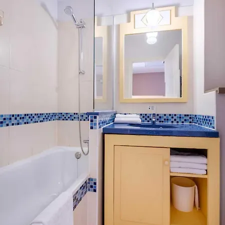Appartement Heliotel Saint-Laurent-du-Var